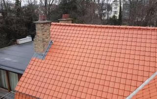 Toiture inclinée en tuiles rouges rénovée par Belgo-Renov