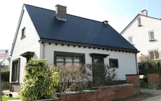 Maison avec toiture inclinée rénovée par l’entreprise Vigo s.a.